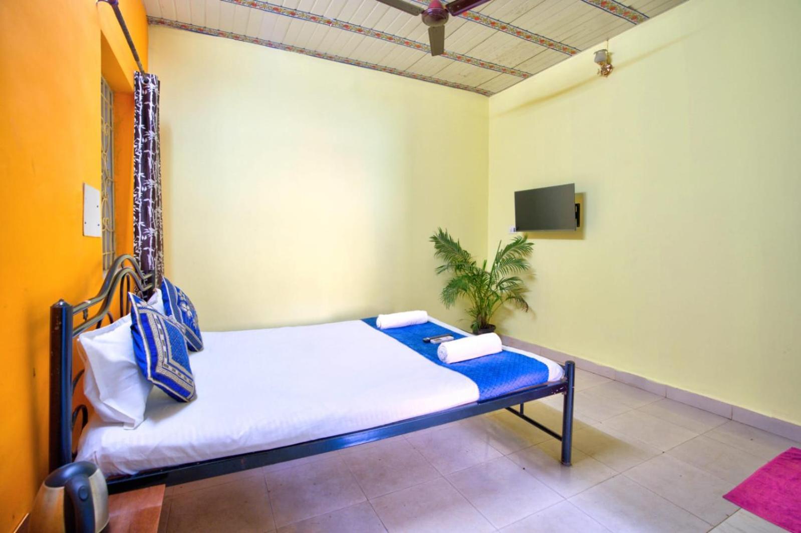 Hotel Savita Calangute Bagian luar foto